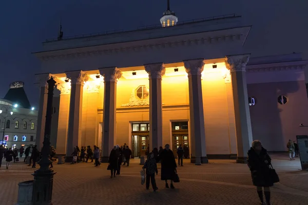 Москва, Россия - 21 февраля 2016 г. надземное метро "Комсомольская" — стоковое фото
