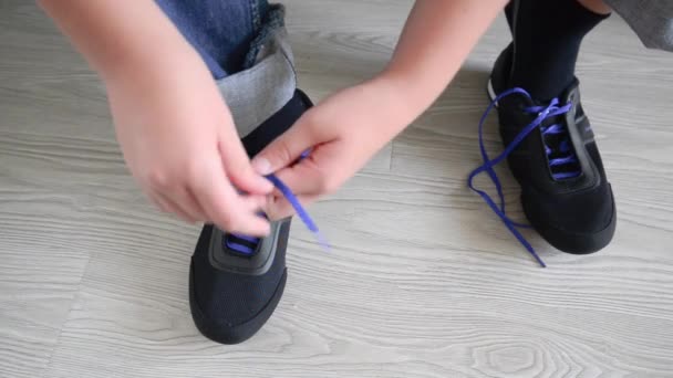 Τα παπούτσια για τρέξιμο αγόρι είναι κορδόνια — Αρχείο Βίντεο