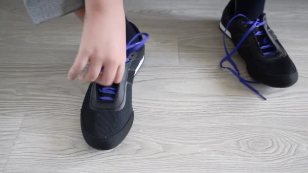 The boy running shoes is laces — Stock Video