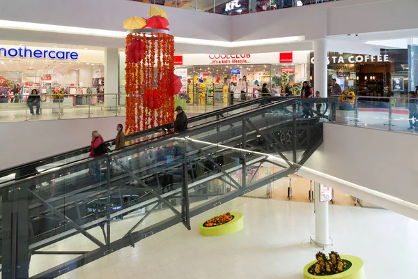 Moscou, Rússia - outubro 01.2016. Pessoas em escada rolante no centro comercial e de entretenimento Gagarin — Fotografia de Stock