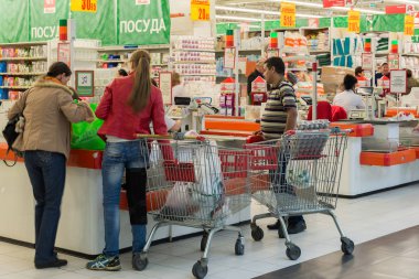 Moskova, Rusya - Ekim 01.2016. para hakkında Gagarin alıcılar deposunda Auchan, alışveriş ve eğlence merkezi