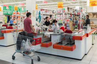 Moskova, Rusya - Ekim 01.2016. İnsanlar içinde stok Auchan alışveriş merkezi Gagarin içinde nakit alıcıların hakkında
