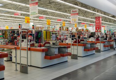 Moskova, Rusya - Ekim 01.2016. para hakkında alıcılar Auchan alışveriş merkezinde Gagarin depolamak
