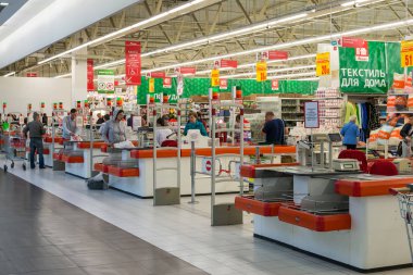 Moskova, Rusya - Ekim 01.2016. para hakkında alıcılar Auchan alışveriş merkezinde Gagarin depolamak