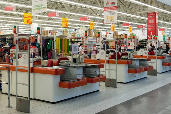 Moscou, Rússia - outubro 01.2016. sobre os compradores de dinheiro na loja Auchan no centro comercial Gagarin — Fotografia de Stock