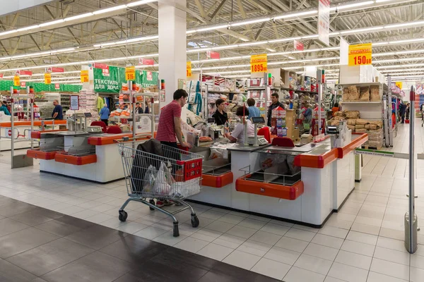Moskou, Rusland - oktober 01.2016. Mensen over contant geldkopers in winkel Auchan in winkelcentrum Gagarin — Stockfoto