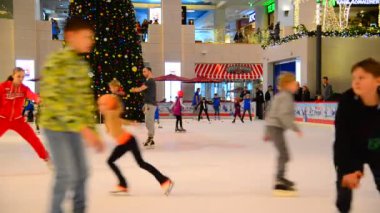 Krasnogorsk, Rusya Federasyonu - Aralık 10.2016. İnsanlar alışveriş ve Eğlence Merkezi'nde Vegas pateni