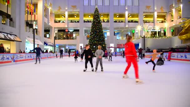 Krasnogorsk, Rusland - December 10.2016. Mensen zijn in winkels en entertainment center Vegas schaatsen — Stockvideo