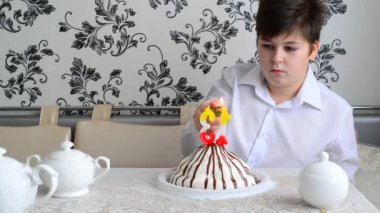 Çocuk Işık mumlar bir çakmak ile kek üzerine