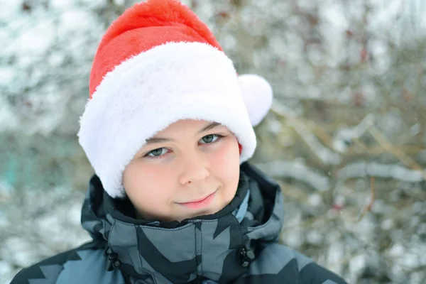 Adolescente en la tapa de Santa Claus al aire libre — Foto de Stock