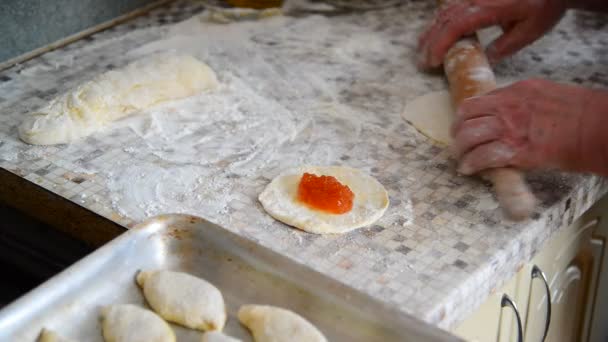 Γυναίκα προετοιμάζει πίτες με μαρμελάδα — Αρχείο Βίντεο