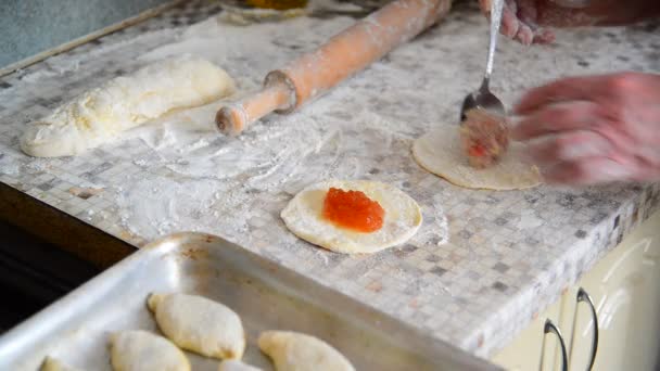 Mujer prepara pasteles con mermelada y carne — Vídeo de stock