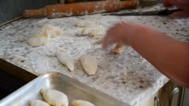 Бабушка нарезает тесто для пирогов — стоковое видео