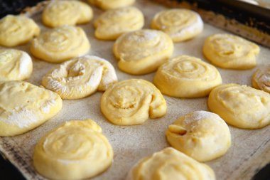 Tatlı bisküvi hamur pişmemiş rulo