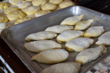 Börek çiğ hamur sac pişirme üzerinde bir sürü