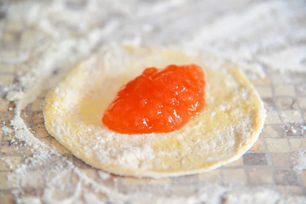 Marmellata di albicocca su pasta per preparazione di torte — Foto Stock