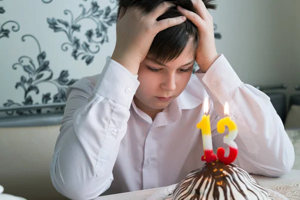 Adolescente perturbado sozinho marca um trigésimo aniversário — Fotografia de Stock