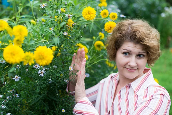 The woman is allergic to flowers — Stock Photo, Image