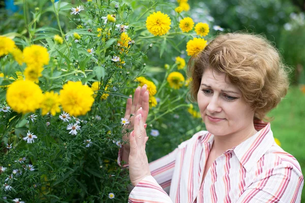 女性は花にアレルギー — ストック写真