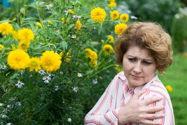 Mulher que sofre de dor de cabeça alérgica a flores — Fotografia de Stock