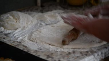 Kadın oklava ile süslü pasta rulo
