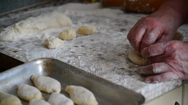 La abuela prepara pasteles en la cocina casera — Vídeo de stock