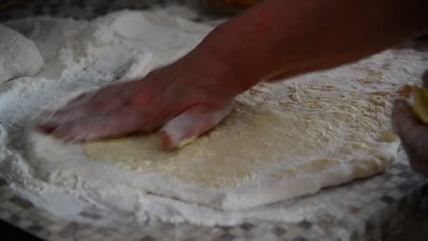 Frau schmiert Butter-Rohteig für Brötchen — Stockvideo