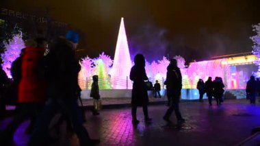Moskova, Rusya - Aralık 22.2016. Müzikal orman yükleme Puşkin Meydanı'nda festival Noel ışık