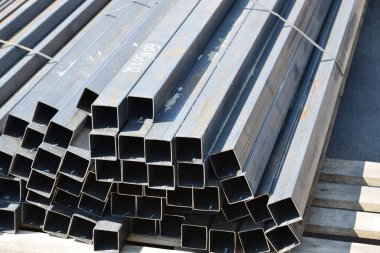 metal ikinci dereceden profil yığın içinde yatıyor
