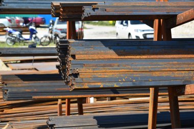 pas metal ikinci dereceden profil yığın içinde yatıyor