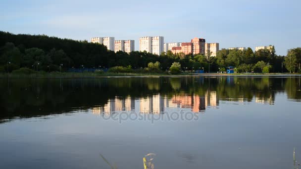 Jezioro szkoły w świetle zachodu słońca w dzielnicy Zelenograd, Moskwa, Rosja — Wideo stockowe