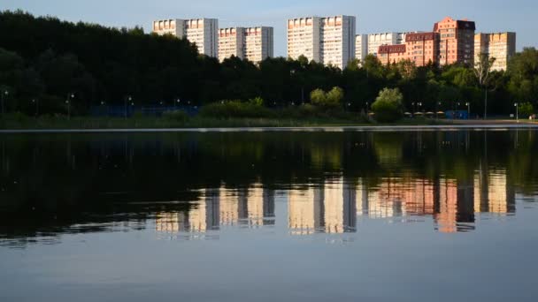 Jezioro szkoły w świetle zachodu słońca w dzielnicy Zelenograd, Moskwa, Rosja — Wideo stockowe