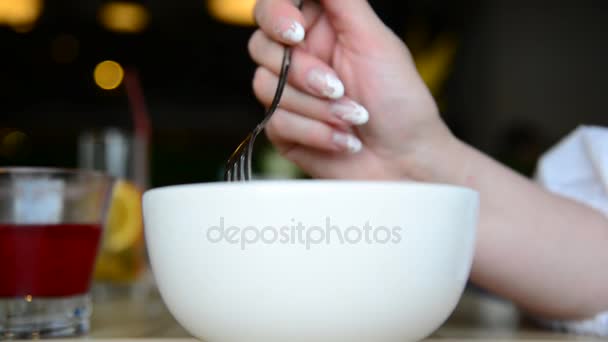 Mujer comiendo una ensalada caliente con carne y verduras en el restaurante — Vídeos de Stock