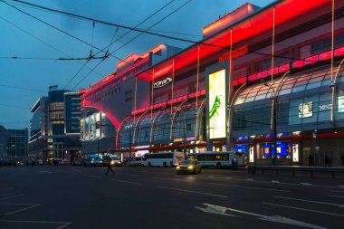 Moskova, Rusya - Şubat 21.2016. Geceleri alışveriş kompleksi Avrupa görünümünü