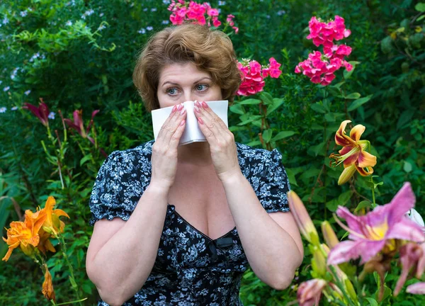 Woman with allergic rhinitis by pollen — Stock Photo, Image