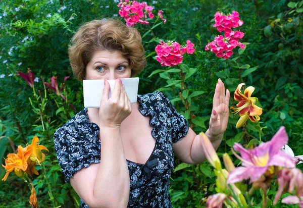 Женщина с аллергическим ринитом от пыльцы — стоковое фото