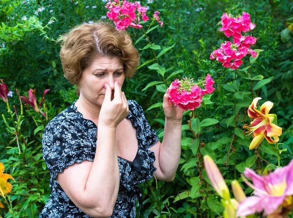 Žena s alergickou rýmou pyl v zahradě — Stock fotografie