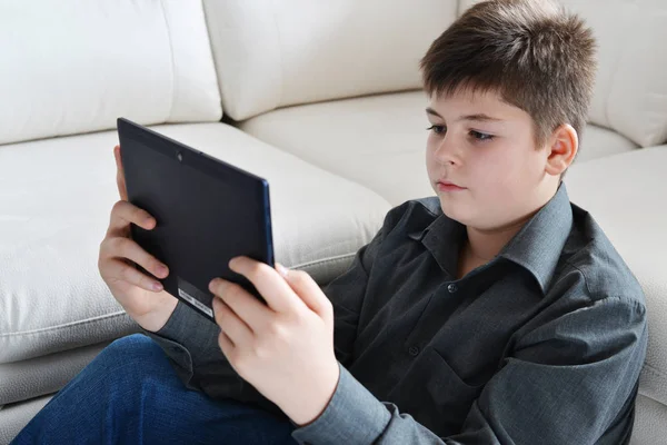 Niño adolescente con una tableta en la habitación — Foto de Stock