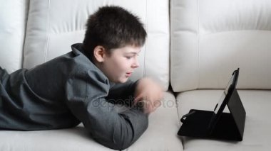 Genç Internet üzerinden iletişim kurar.