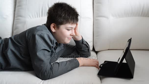 Nastolatek komunikuje się za pośrednictwem Internetu — Wideo stockowe