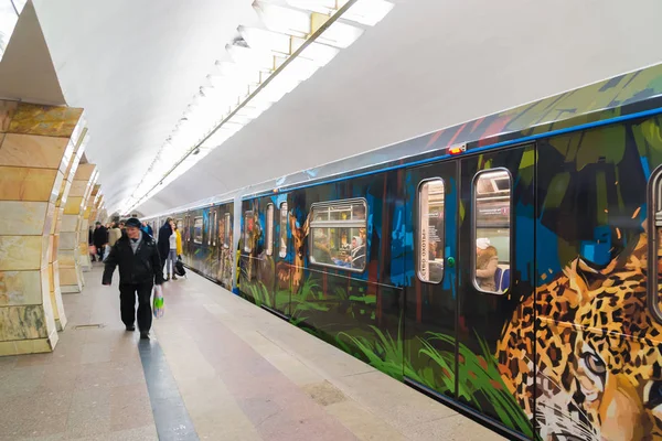 Moscow, Oroszország - január 20.2017. Szentelt tigrisek és párducok a Serpukhovskaya metróállomástól vonaton — Stock Fotó