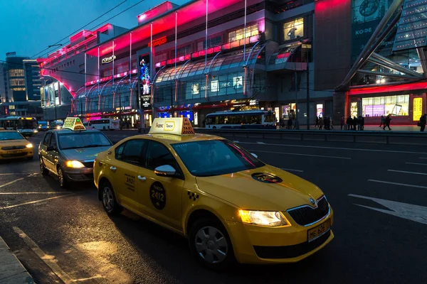 Moskva, Rusko - Únor 21.2016. Yandex taxi před komplexní evropský obchod — Stock fotografie