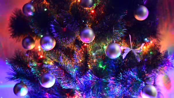 Fragmento de un árbol de Navidad con juguetes e iluminación — Vídeos de Stock