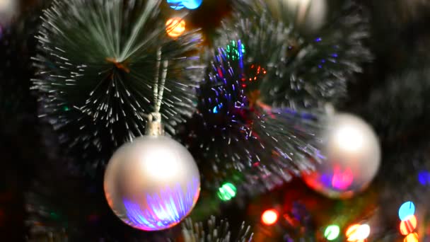 Fragmento de un árbol de Navidad con juguetes e iluminación — Vídeos de Stock