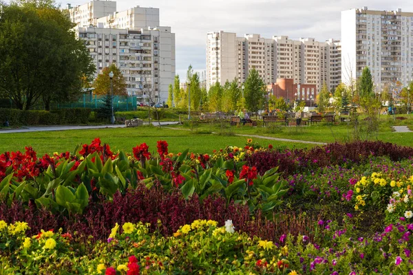 La zona de dormir con flores en Moscú, Rusia — Foto de Stock