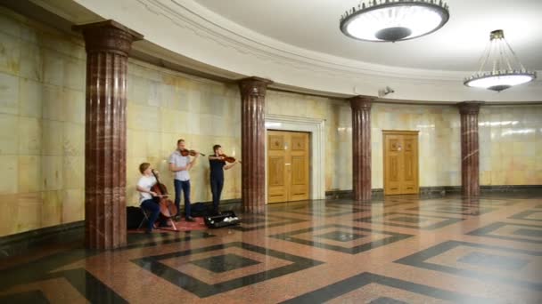 Moskau, russland-juni 03.2016. musiker spielen in der metro kursk, projekt - musik in der metro. — Stockvideo