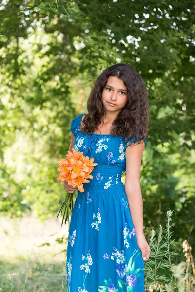 Teenie-Mädchen mit lockigen dunklen Haaren auf der Natur — Stockfoto