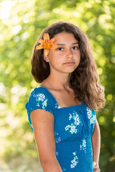 Teenie-Mädchen mit lockigen dunklen Haaren auf der Natur — Stockfoto