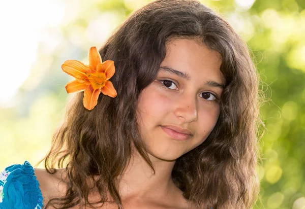 Teen girl with curly dark hair on  nature — Stock Photo, Image