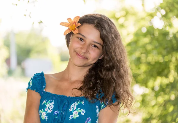 Tiener meisje met krullend donker haar op aard — Stockfoto